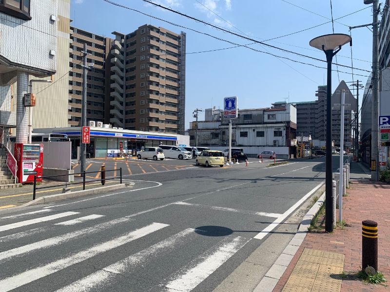 1.直方駅東口よりローソン方向へお進みください。